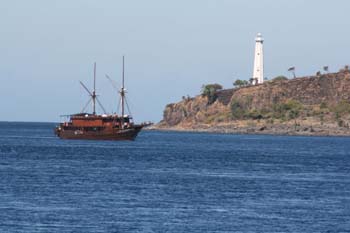 Bateau de p�che en boi.. Indon�sie - Tourisme - 